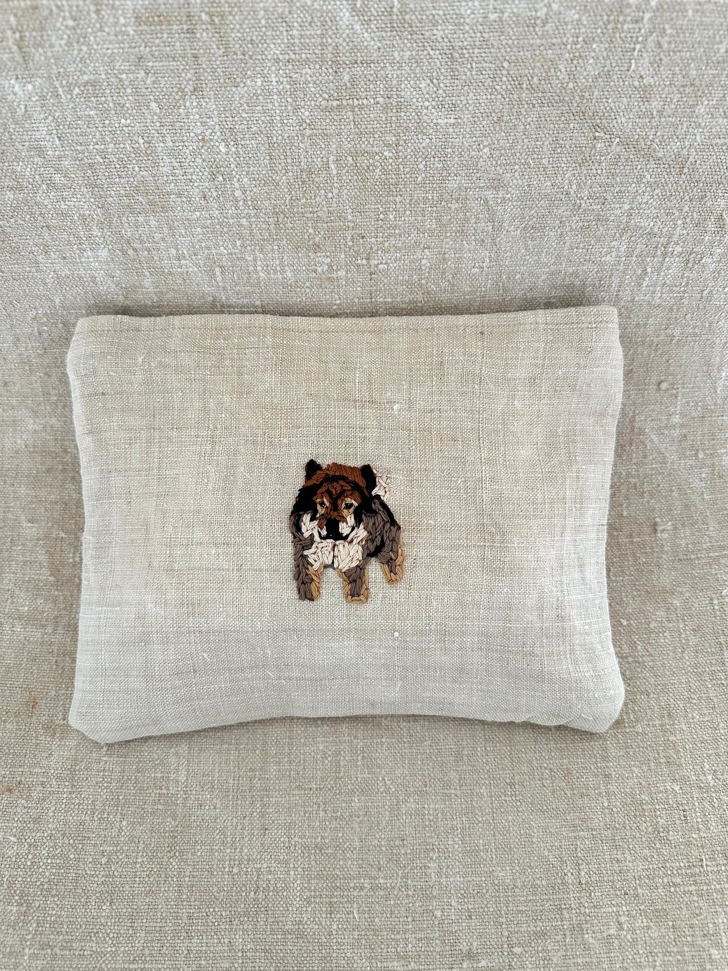 Neceser de lino blanco bordado a mano con diseño exclusivo de mascota - This is Pepa