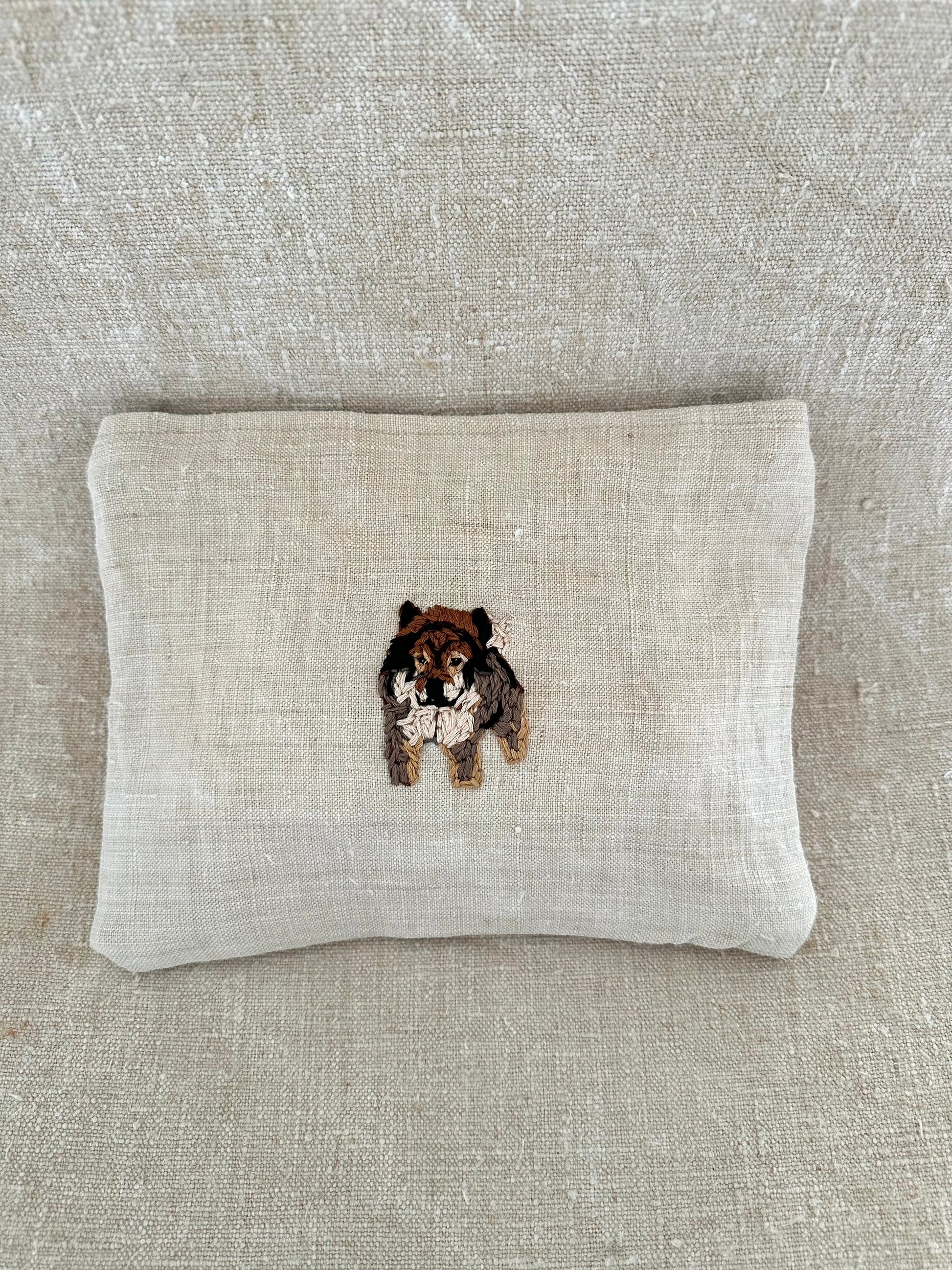 Neceser de lino blanco bordado a mano con diseño exclusivo de mascota - This is Pepa