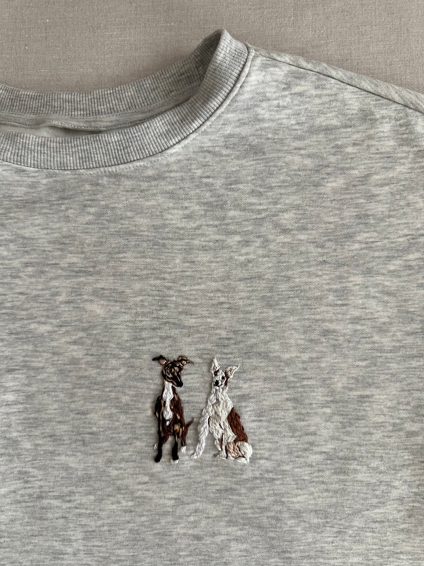 Detalle de bordado artesanal de mascota sobre sudadera de algodón - This is Pepa
