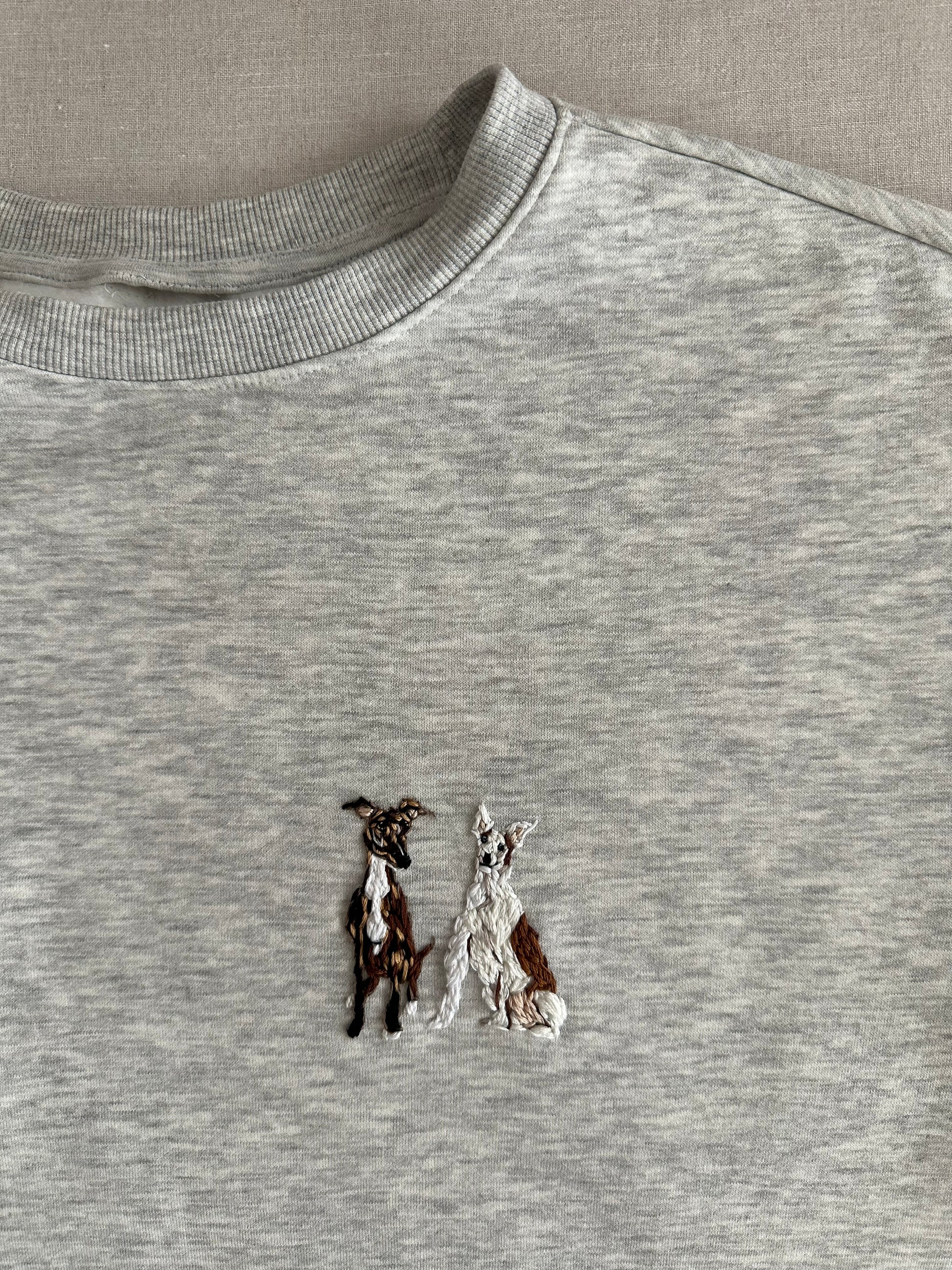 Detalle de bordado artesanal de mascota sobre sudadera de algodón - This is Pepa
