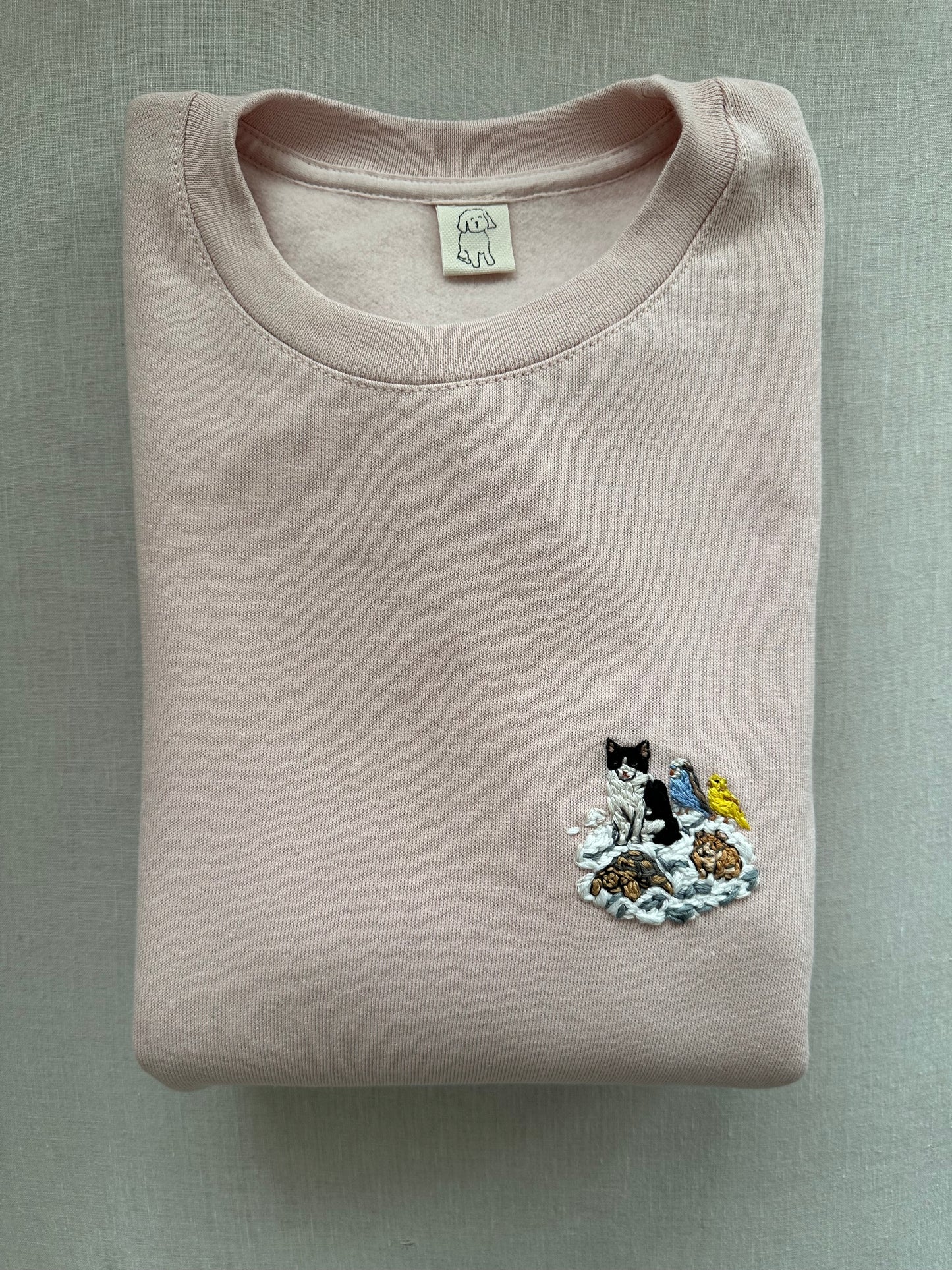 Sudadera rosa bordada a mano con retrato de mascota - This is Pepa