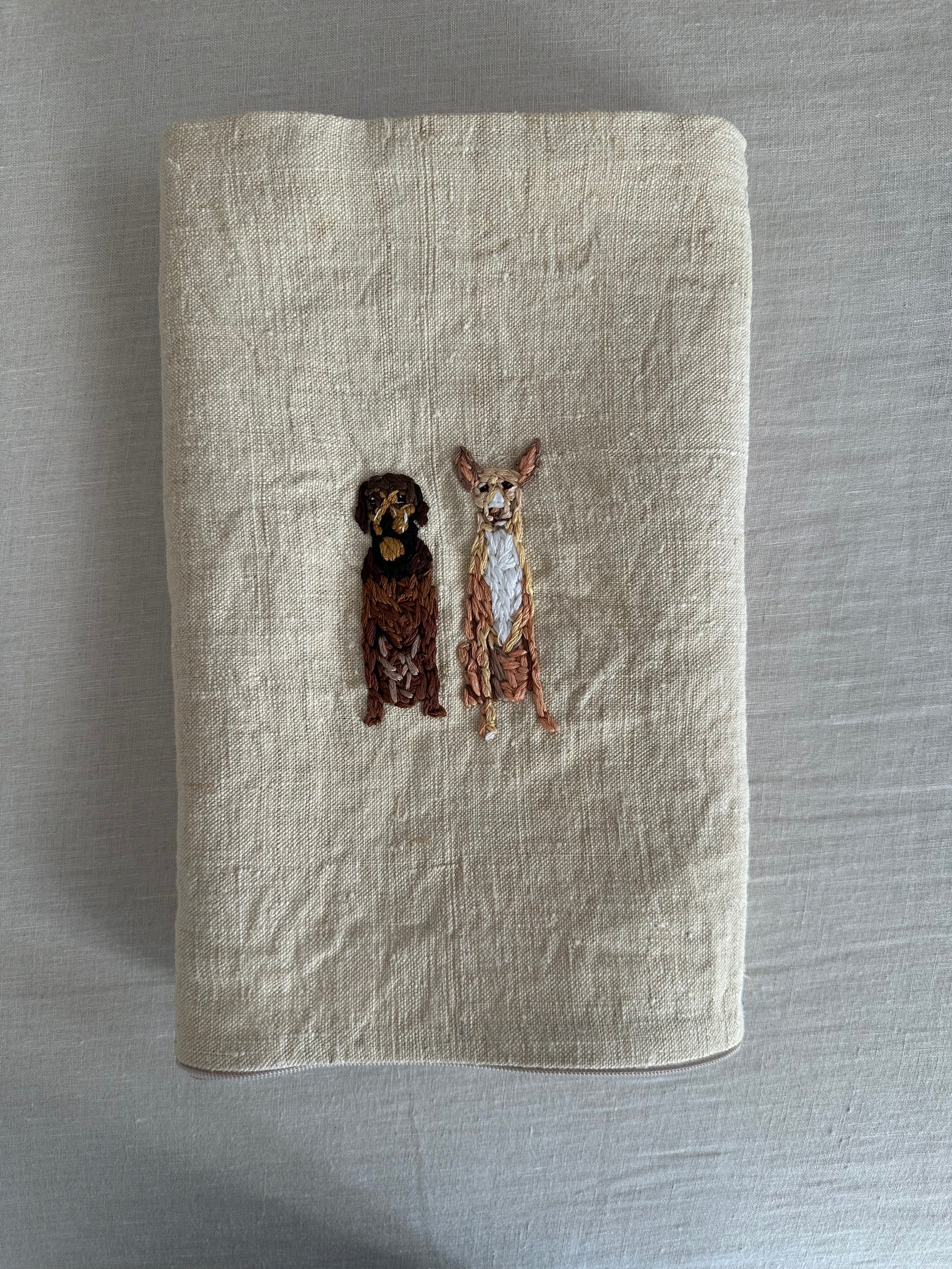 Funda de cojín de lino con bordado personalizado de mascota - This is Pepa