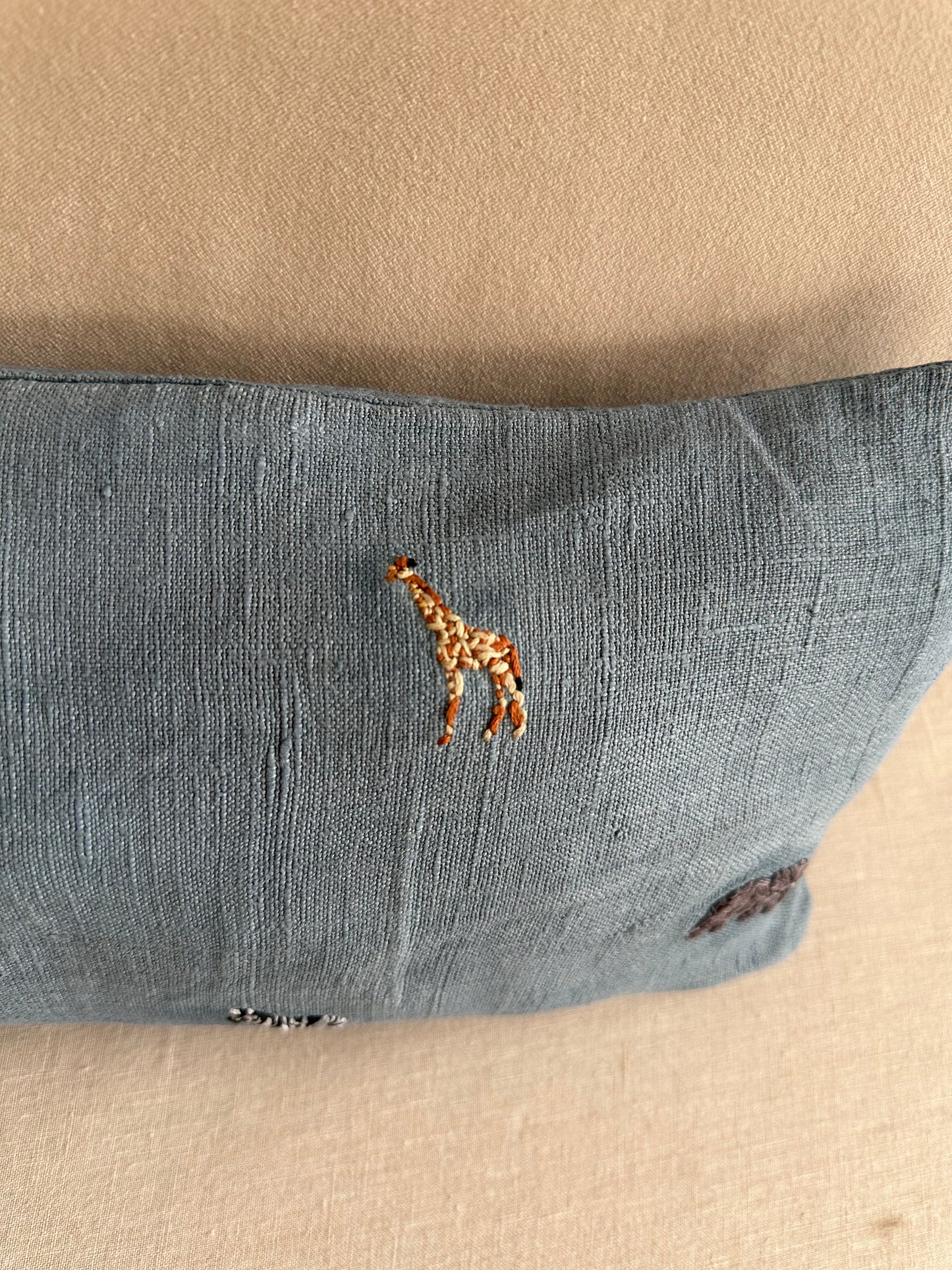 Detalle bordado jirafa safari a mano en lino - funda cojín artesanal