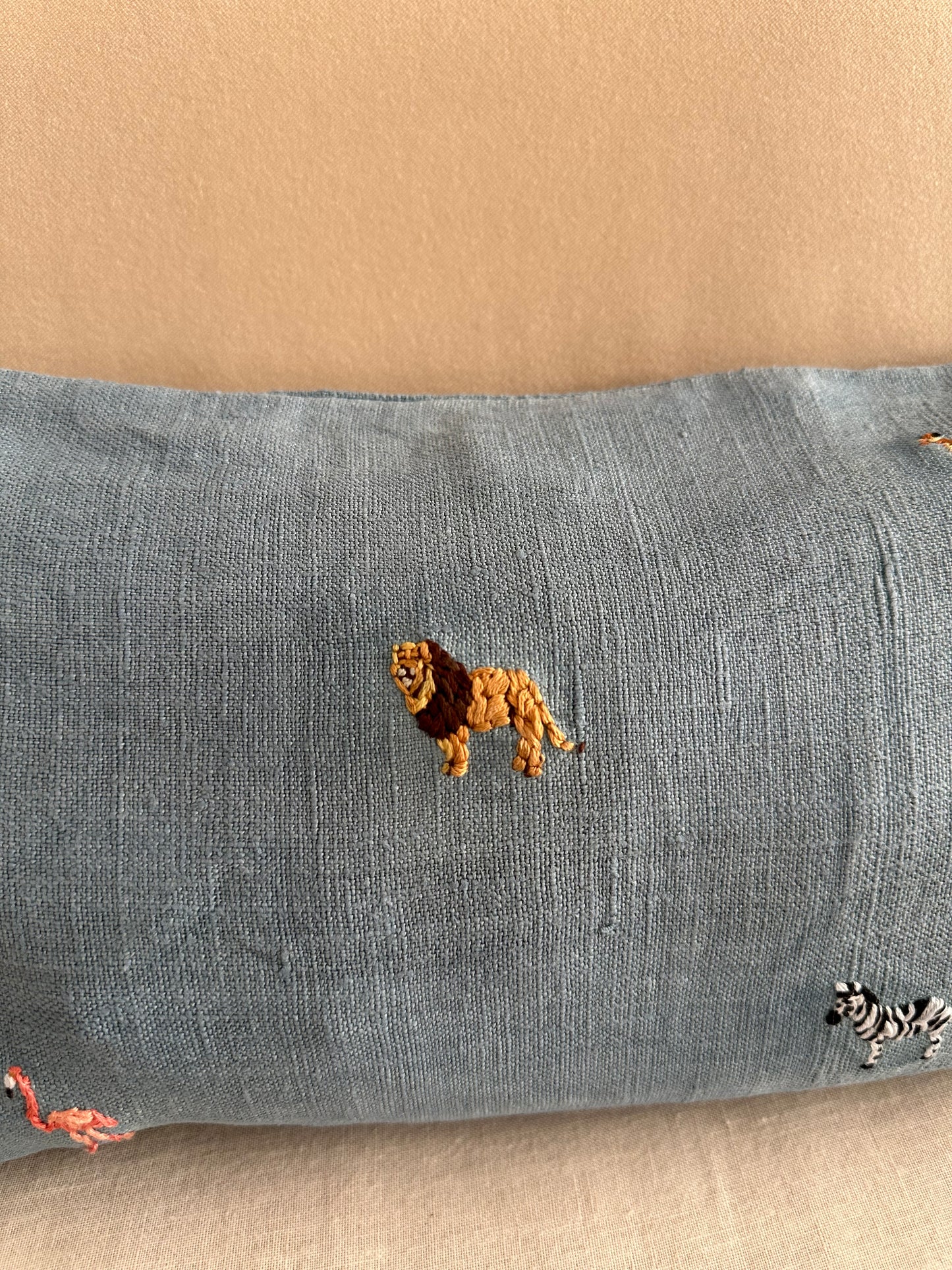 Detalle bordado león safari a mano en lino - funda cojín artesanal