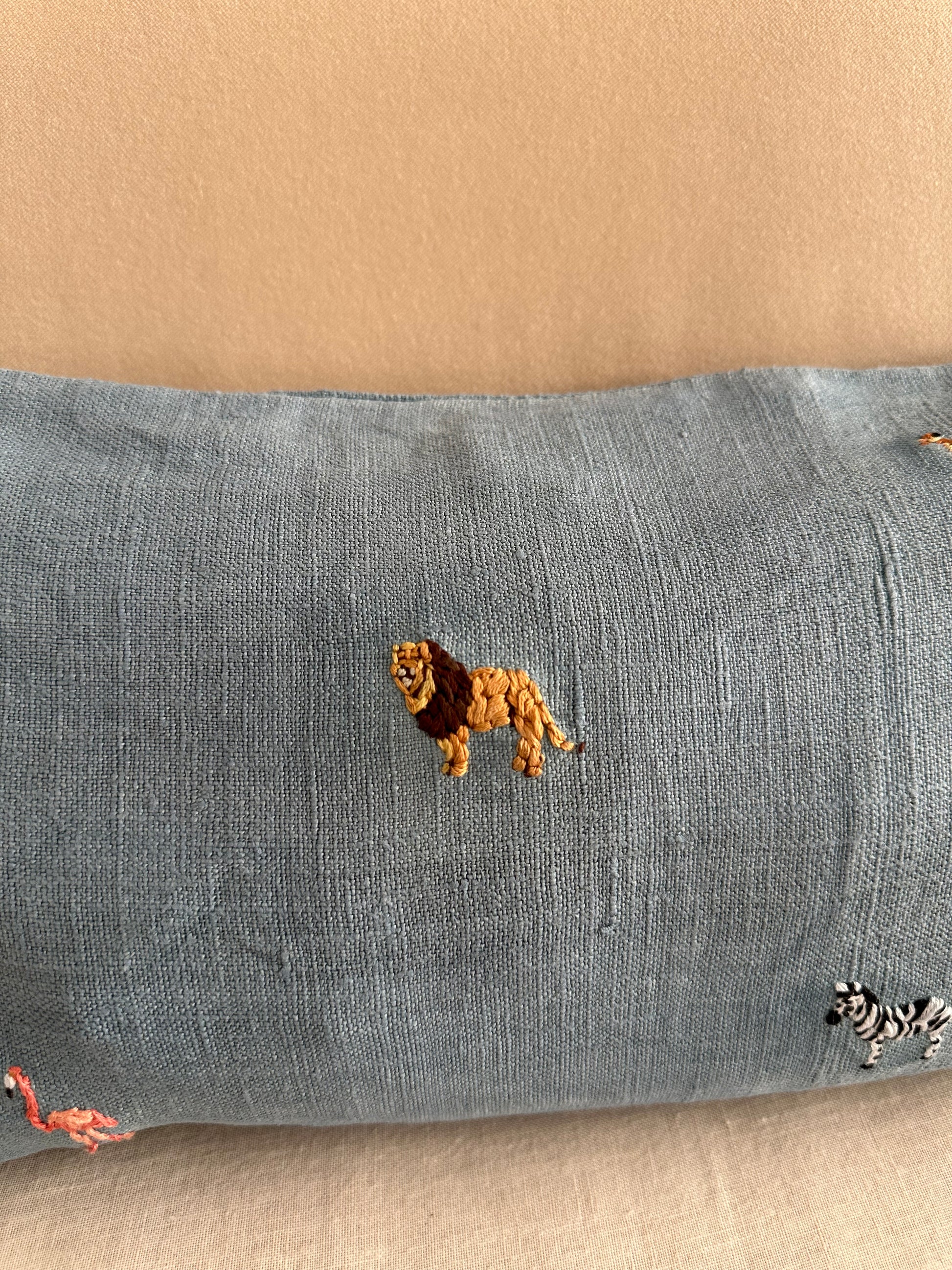 Detalle bordado león safari a mano en lino - funda cojín artesanal
