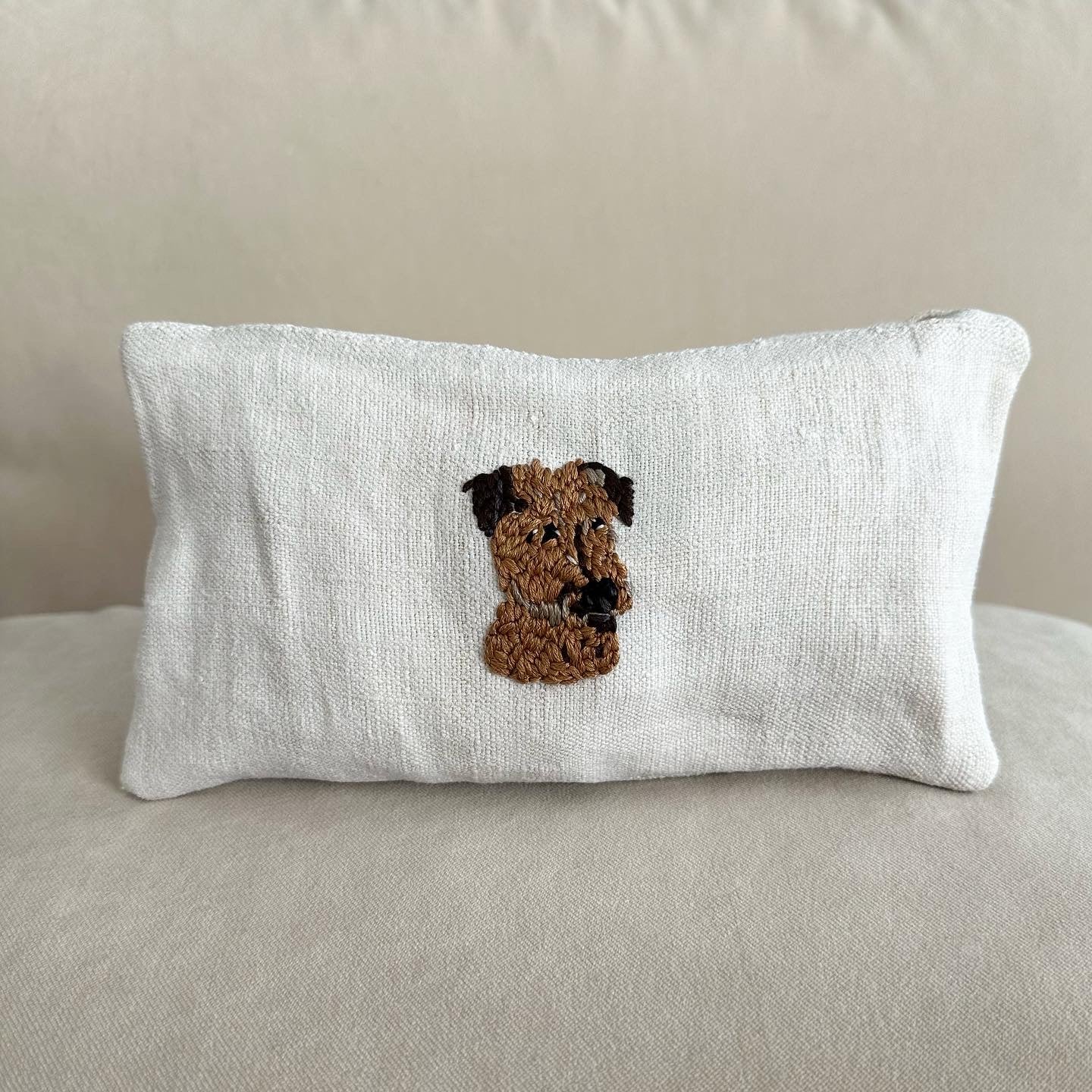 Neceser artesanal con bordado exclusivo de mascota sobre lino mallorquín - This is Pepa