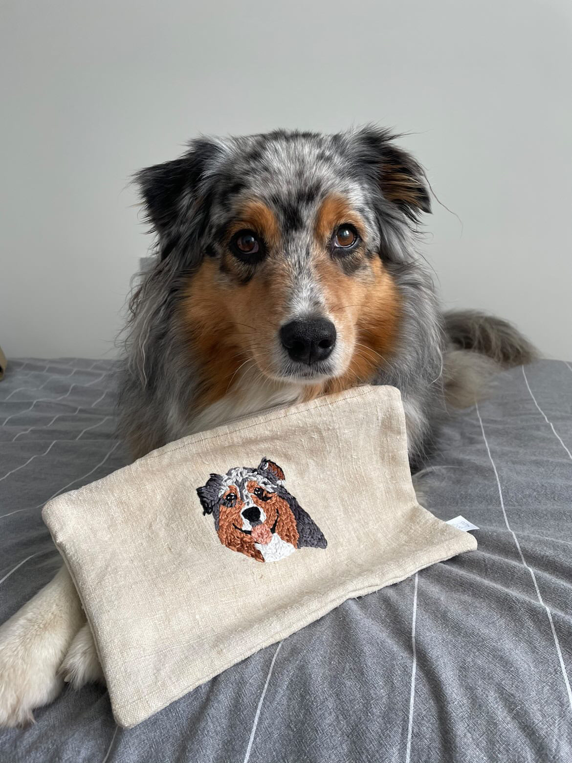Neceser personalizado con bordado de mascota en lino beige - This is Pepa
