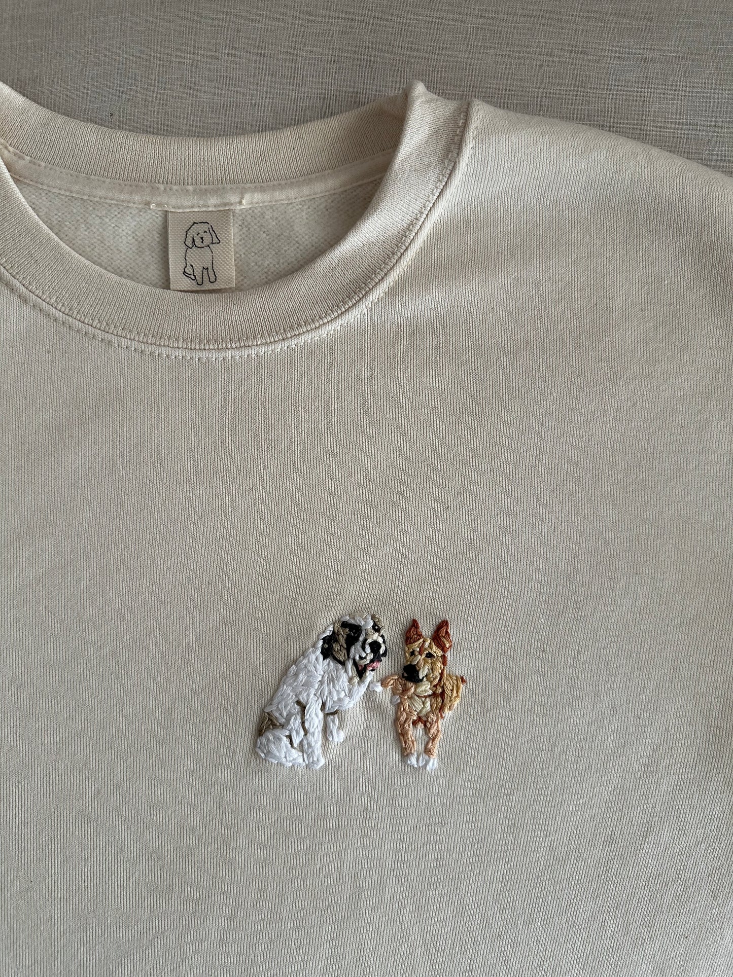 Sudadera unisex bordada a mano con retrato de mascota - This is Pepa