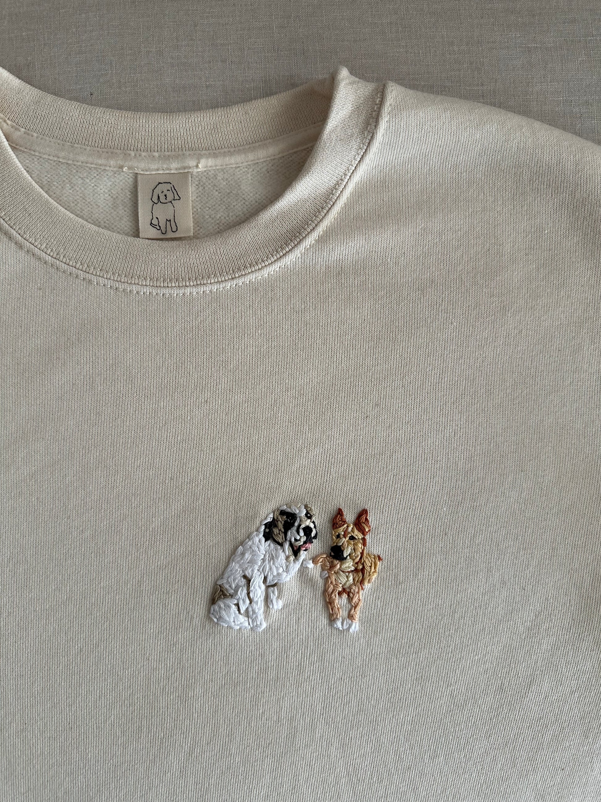 Sudadera unisex bordada a mano con retrato de mascota - This is Pepa