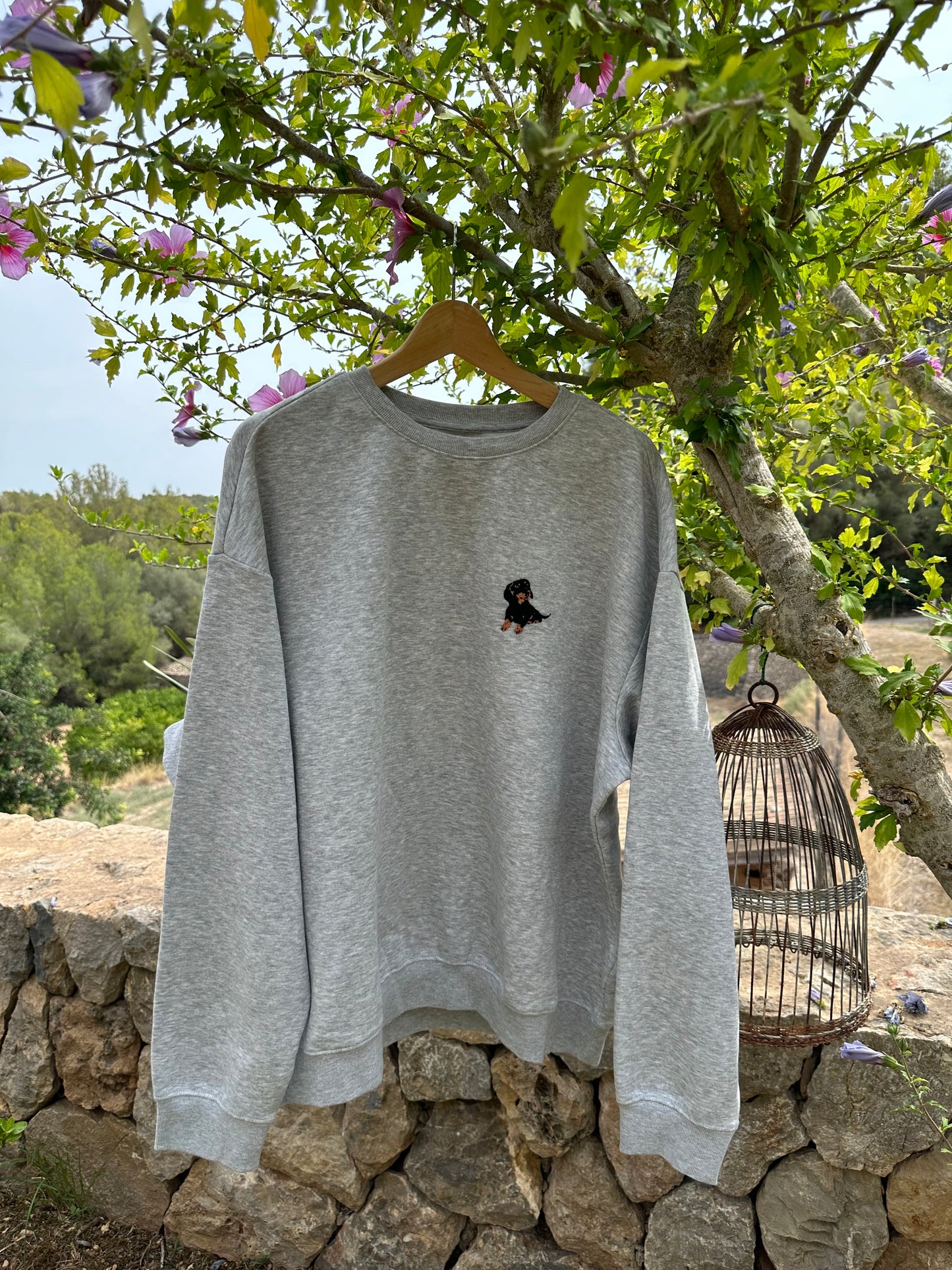 Sudadera blanca con bordado personalizado de mascota - This is Pepa