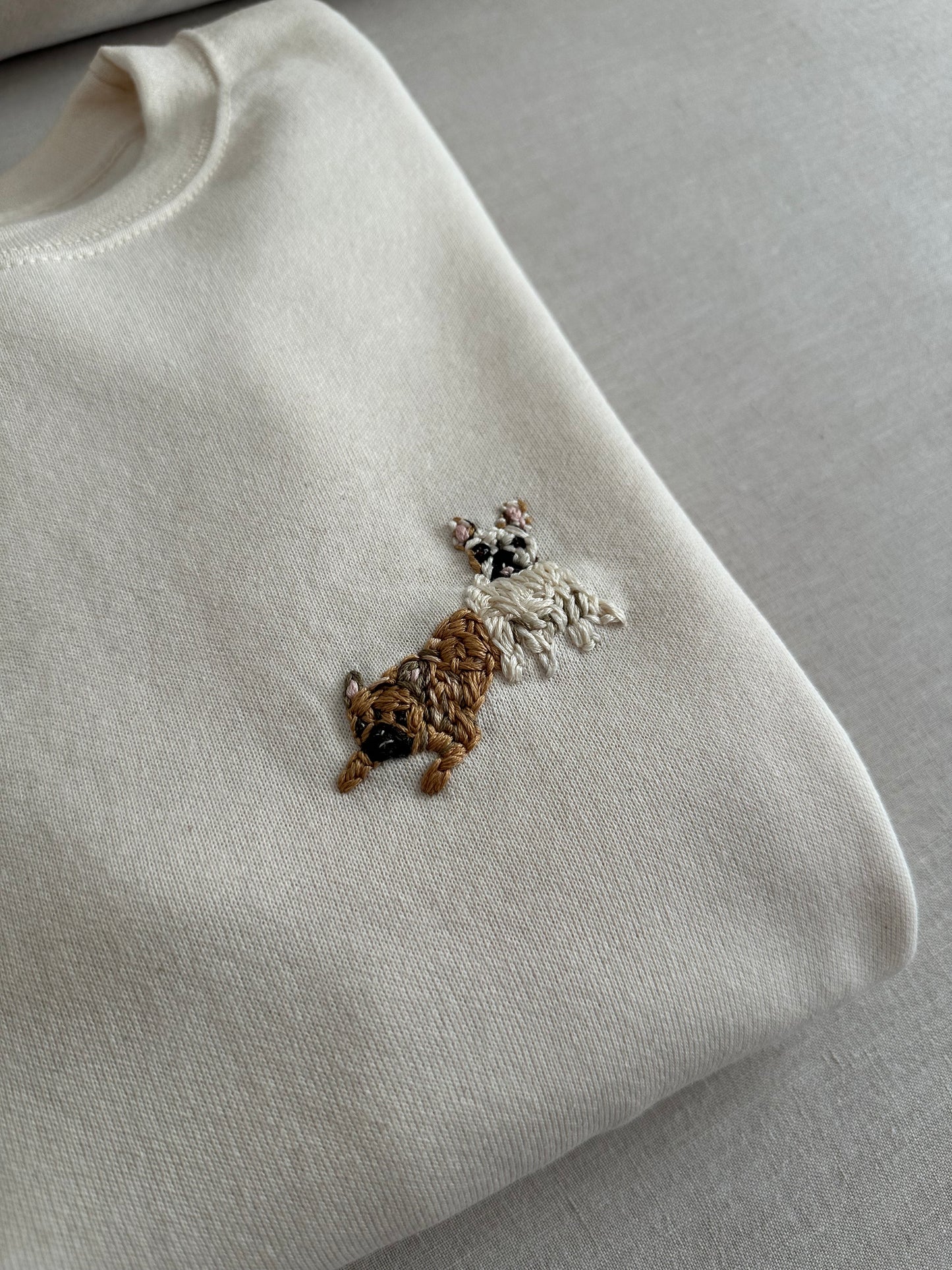 Detalle de bordado de 6-8 cm sobre sudadera unisex de algodón - This is Pepa