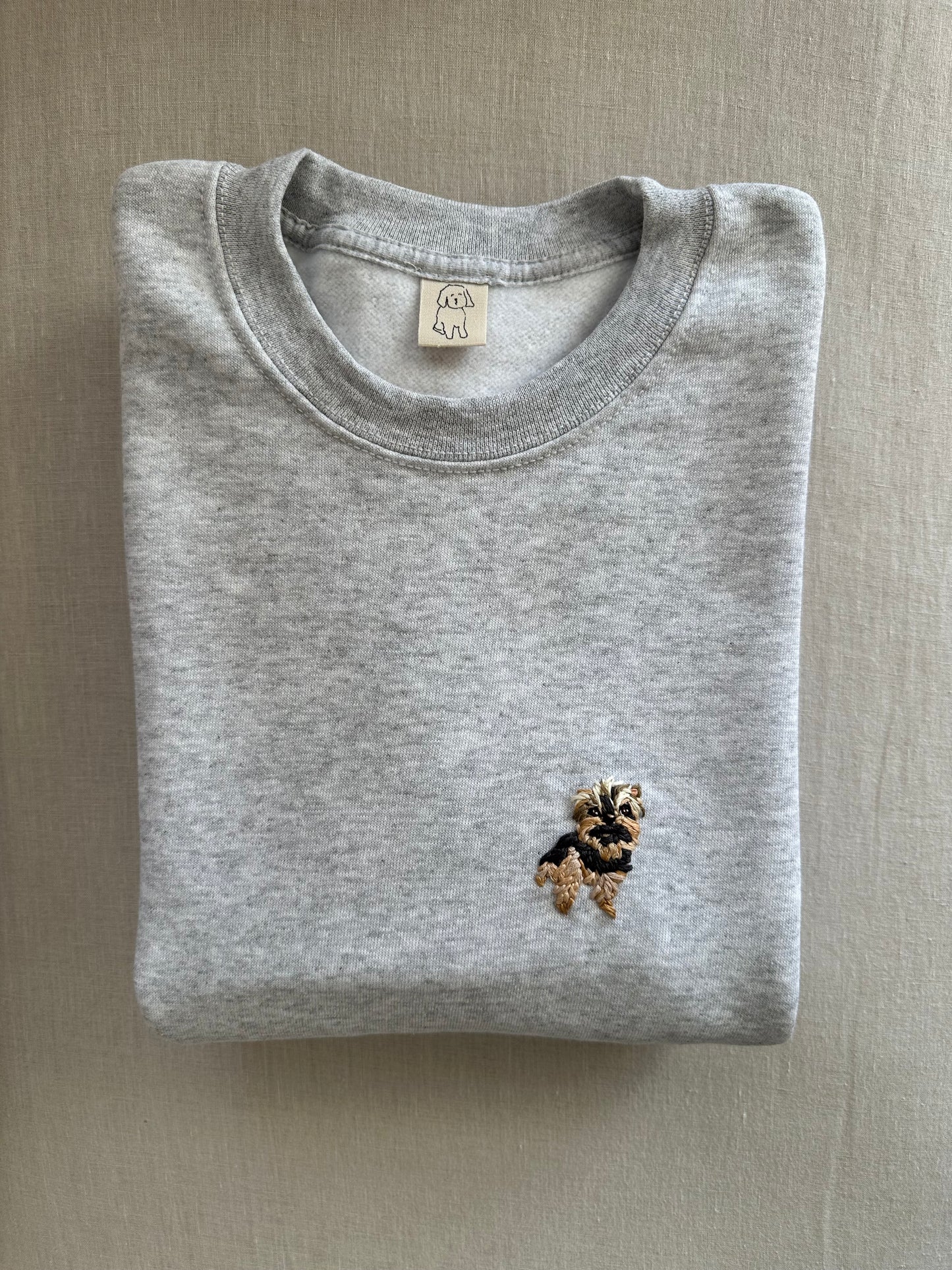 Sudadera gris con bordado artesanal de mascota - This is Pepa