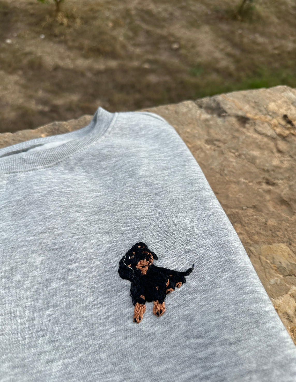 Teckel de pelo negro bordado a mano sobre sudadera unisex - This is Pepa
